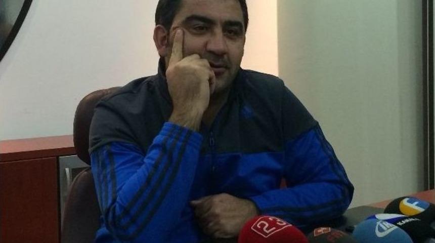 &Uuml;mit &Ouml;zat&rsquo;tan Hakem Eleştirisi