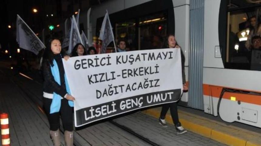 Liselilerden Eğitim Bir-Sen'e Yumurtalı Protesto