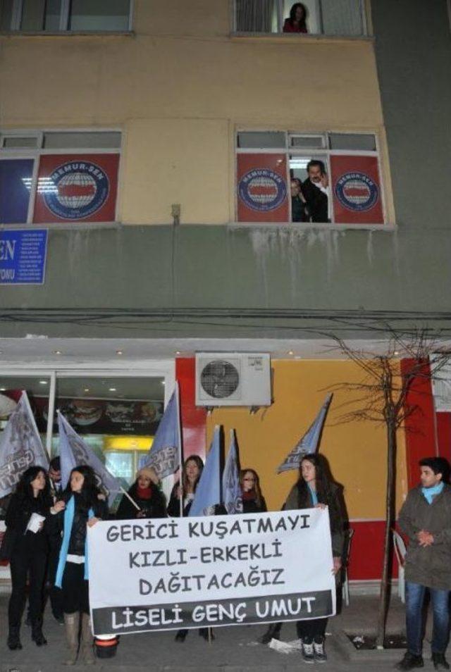 Liselilerden Eğitim Bir-Sen e Yumurtalı Protesto 1