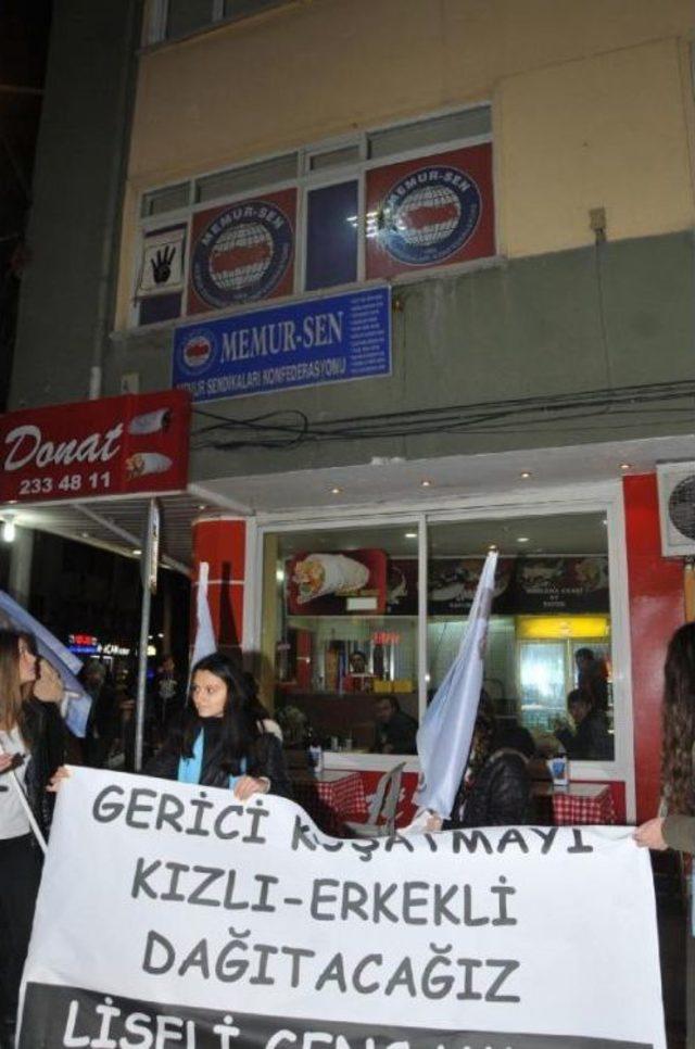 Liselilerden Eğitim Bir-Sen e Yumurtalı Protesto 3