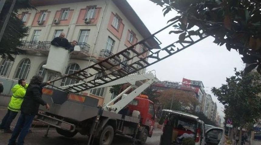 Balıkesir B&uuml;y&uuml;kşehir Belediyesi "ne Mutlu T&uuml;rk&rsquo;&uuml;m Diyene" Tabelasını Kaldırdı
