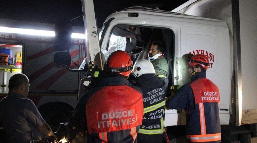 Tem Otoyolunda Kamyonda Sıkışan Sürücüyü İtfaiye Kurtardı