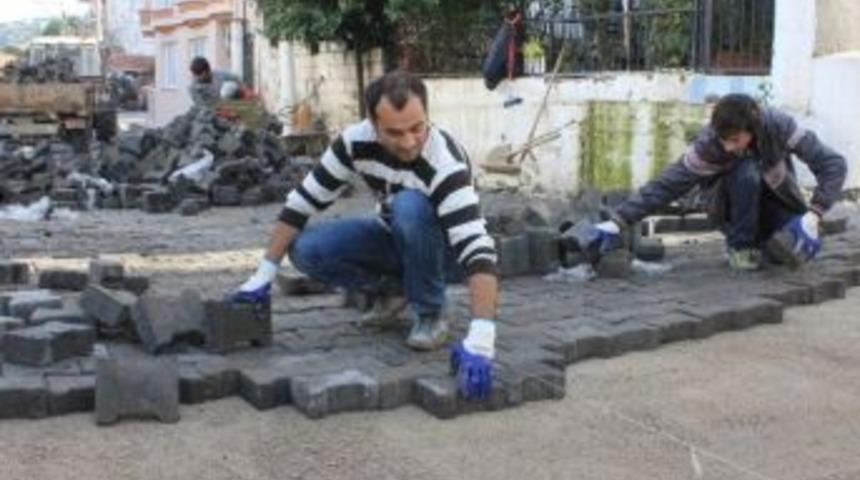 Dikili&rsquo;de Mahallelere Kilit Parke Taşı