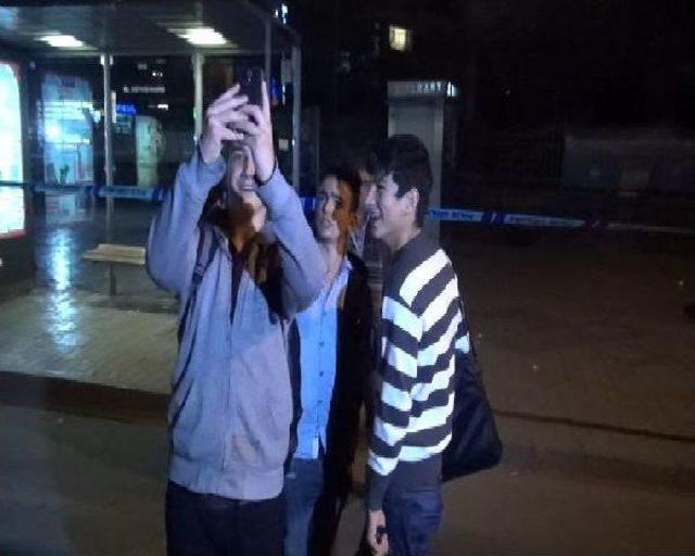 Şüpheli Çanta Önünde 'selfie' Çektiler