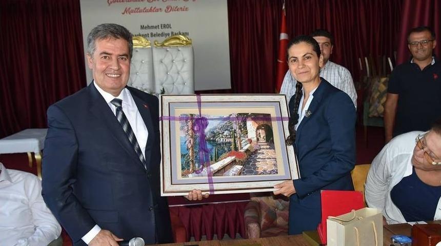 Aydın Kaymakam Kızını Bağrına Bastı