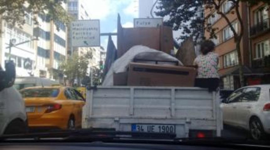 (&ouml;zel) Eşya Y&uuml;kl&uuml; Kamyonun Kasasındaki Tehlikeli Yolculuk Kamerada