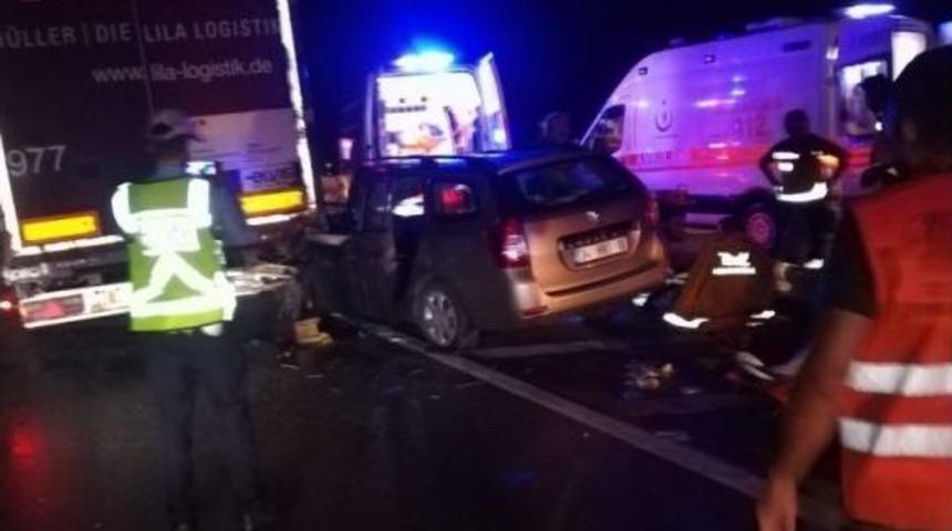 Otomobil Tır&rsquo;a Arkadan &Ccedil;arptı: 3 Yaralı