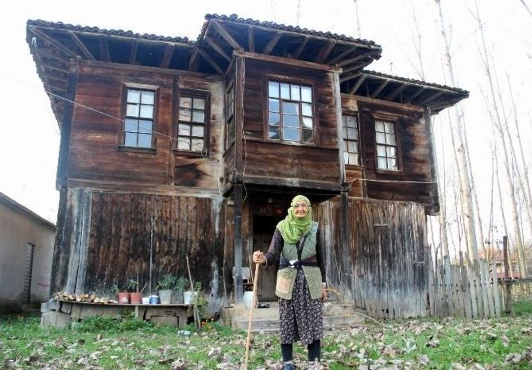 110 Yaşındaki Nine Yıllara Meydan Okuyor