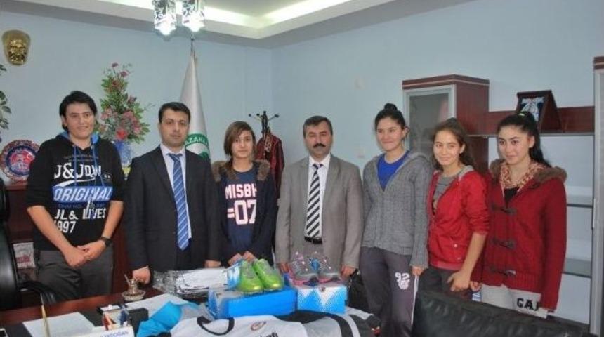 Kız Futbol Takımı&rsquo;na Malzeme Desteği