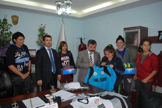 Kız Futbol Takımı&rsquo;na Malzeme Desteği 1