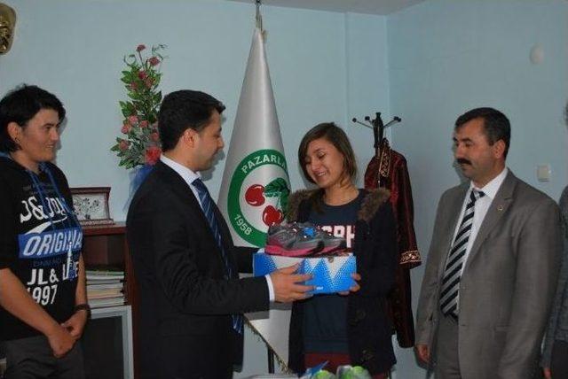 Kız Futbol Takımı&rsquo;na Malzeme Desteği 3