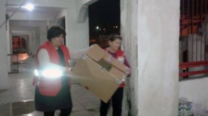 Yağmurdan Zarar G&ouml;ren Vatandaşlara Kızılay&rsquo;dan Yardım Eli