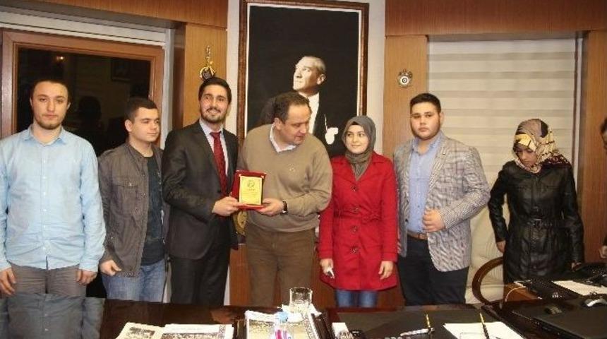 Belediye Başkanı Kerim Aksu&rsquo;ya &Uuml;niversitelilerden G&uuml;venoyu