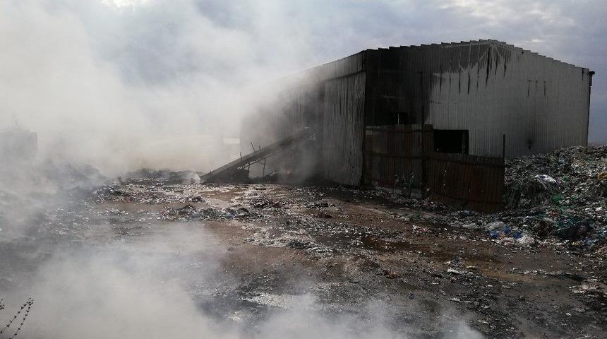 Karaman&rsquo;da Katı Atık Ayrıştırma Tesisindeki &Ccedil;&ouml;pler Yandı