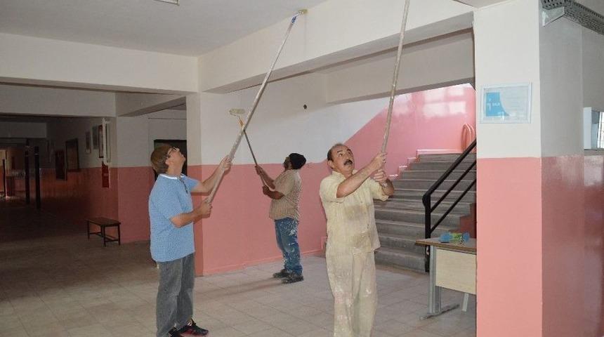 Fedakar &Ouml;ğretmenler Okullarını Kendileri Boyadı