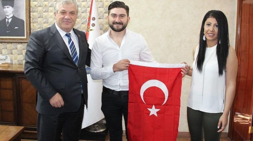 Şehir Polis Kamerasına Takılan S&uuml;rpriz Evlilik Teklifinin Kahramanı &Ccedil;ift Bulundu