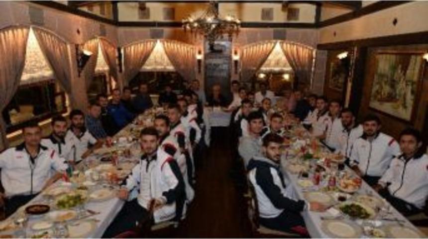 Muratpaşa’lı Futbolculara Moral Yemeği