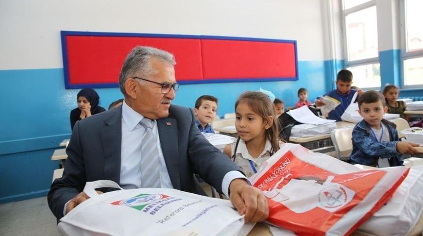 Melikgazi’den Çanta Ve Kırtasiye Yardımı