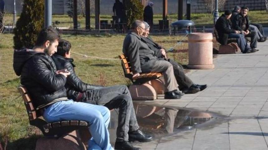 Erzurumlular Aralık G&uuml;neşinin Tadını &Ccedil;ıkarıyor