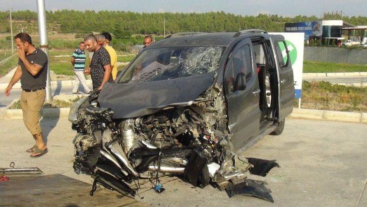 Antalya’da Otomobiller Çarpıştı: 3 Yaralı