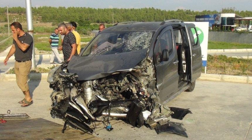 Antalya&rsquo;da Otomobiller &Ccedil;arpıştı: 3 Yaralı