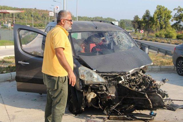 Antalya’da Otomobiller Çarpıştı: 3 Yaralı