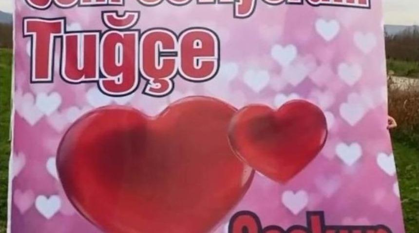 Gen&ccedil; Aşık Sevgisini G&ouml;ky&uuml;z&uuml;ne Yazdırdı