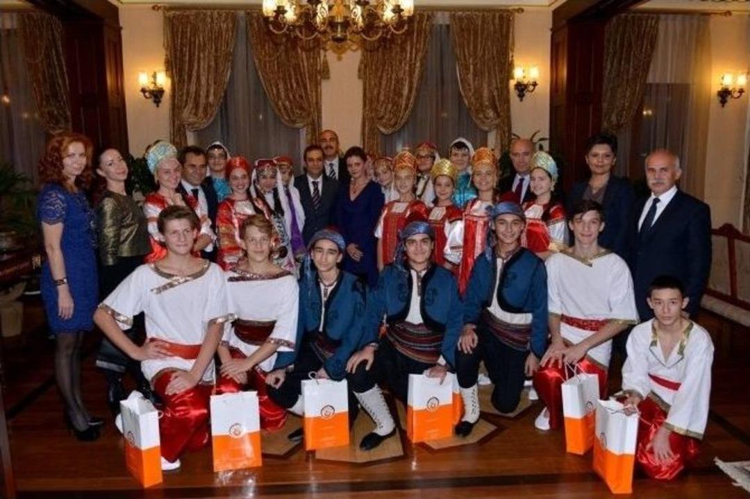 Vali T&uuml;rker, Cumhurbaşkanı Erdoğan&rsquo;ı Ziyarete Giden T&uuml;rk Ve Rus &Ouml;ğrencileri Ağırladı