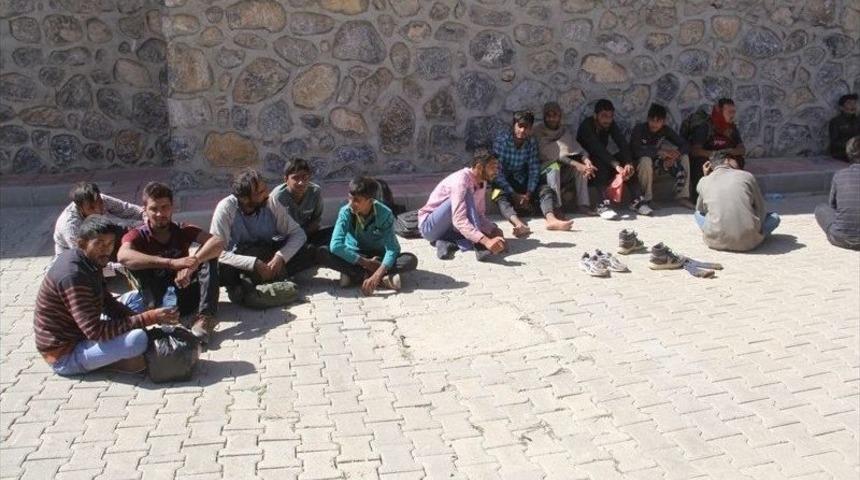 Başkale’de 43 Kaçak Göçmen Yakalandı