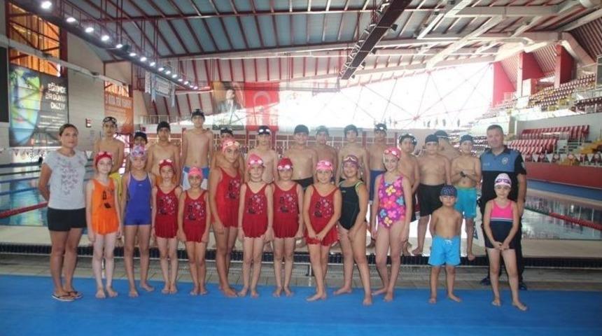 "birlikte Bir Yıl 2018 Projesi"nde &Ccedil;ocuklara Y&uuml;zme Kursu Verildi