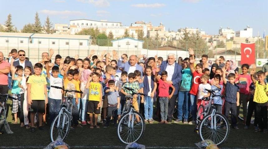 Kilis’te Çocuklara Bisiklet Dağıtımı Sürüyor