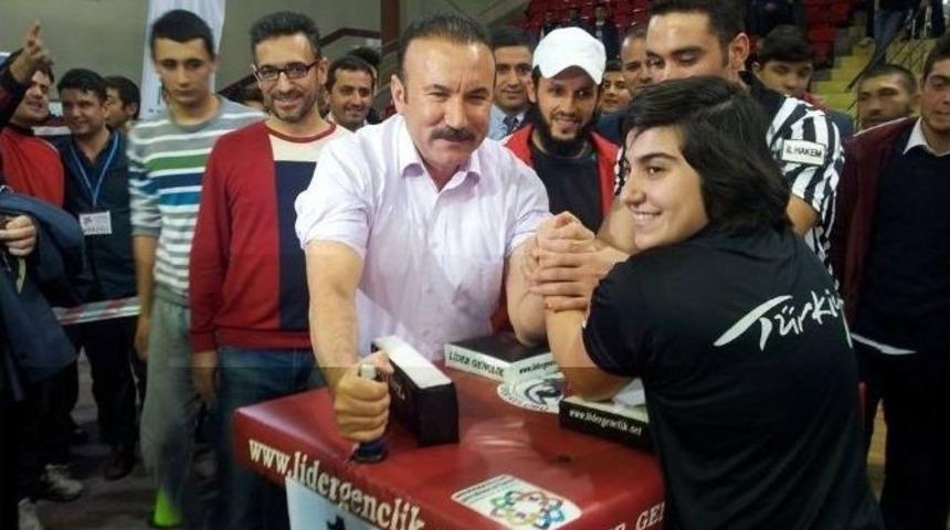 Belediye Başkanı, Şampiyonlarla Bilek G&uuml;reşi Tuttu