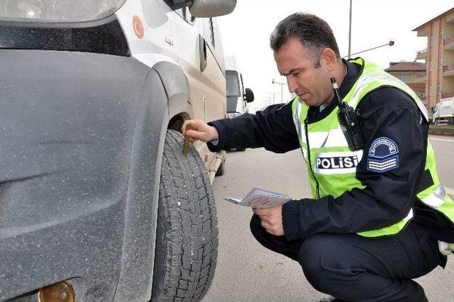 Trafik Polisleri, Kış Lastiği Denetimlerine Başladı