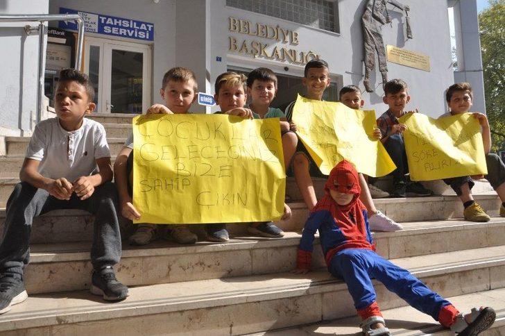 Minik Öğrenciler, Oyun Sahası İçin Belediyenin Önünde Oturma Eylemi Yaptı G1