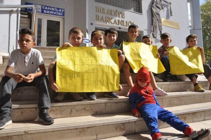 Minik Öğrenciler, Oyun Sahası İçin Belediyenin Önünde Oturma Eylemi Yaptı G2