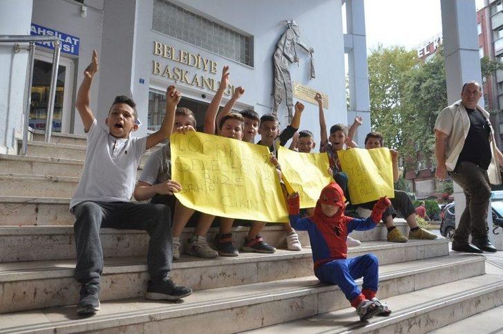 Minik Öğrenciler, Oyun Sahası İçin Belediyenin Önünde Oturma Eylemi Yaptı G3