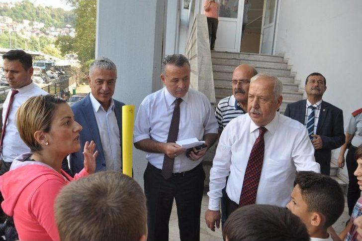 Minik Öğrenciler, Oyun Sahası İçin Belediyenin Önünde Oturma Eylemi Yaptı G4