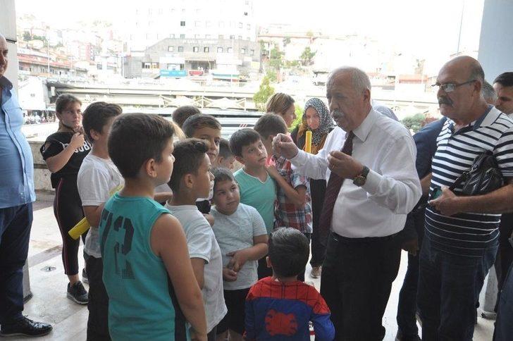 Minik Öğrenciler, Oyun Sahası İçin Belediyenin Önünde Oturma Eylemi Yaptı G5