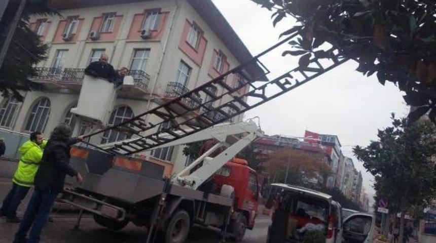 Balıkesir'de 'ne Mutlu T&uuml;rk&uuml;m Diyene' Tabelası Krizi