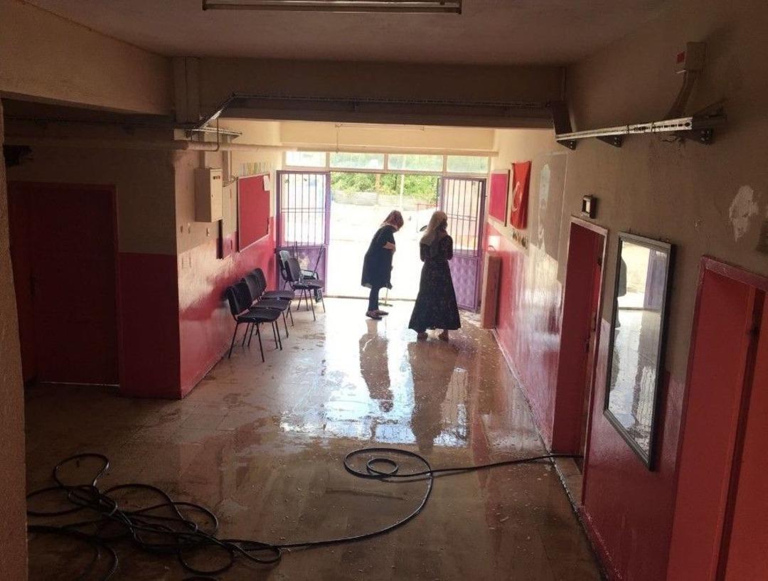 Silvan&rsquo;da M&uuml;d&uuml;r Ve &Ouml;ğretmenler Okulu Temizledi