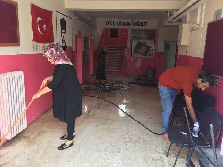 Silvan’da Müdür Ve Öğretmenler Okulu Temizledi G1