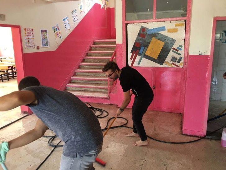 Silvan’da Müdür Ve Öğretmenler Okulu Temizledi G2