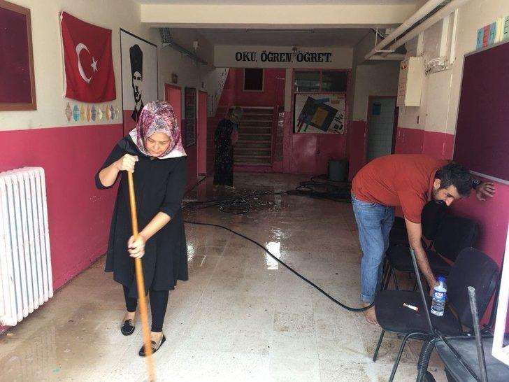 Silvan’da Müdür Ve Öğretmenler Okulu Temizledi G3