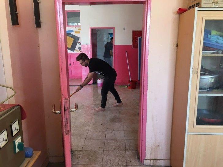 Silvan’da Müdür Ve Öğretmenler Okulu Temizledi G4