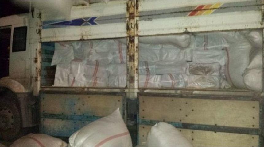 Saman &Ccedil;uvallarının Altından 48 Bin Paket Ka&ccedil;ak Sigara &Ccedil;ıktı