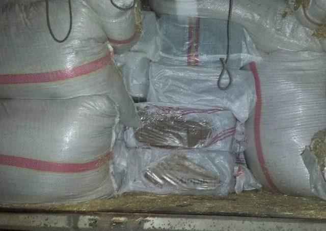 Saman Çuvallarının Altından 48 Bin Paket Kaçak Sigara Çıktı