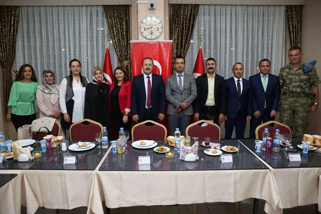 Vali Yardımcıları Ve Kaymakamlar İ&ccedil;in Veda Yemeği D&uuml;zenlendi