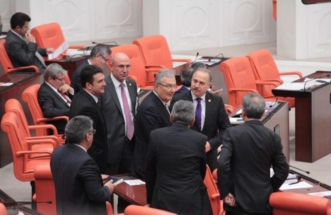 Deniz Baykal Genel Başkanın Koltuğuna Oturdu