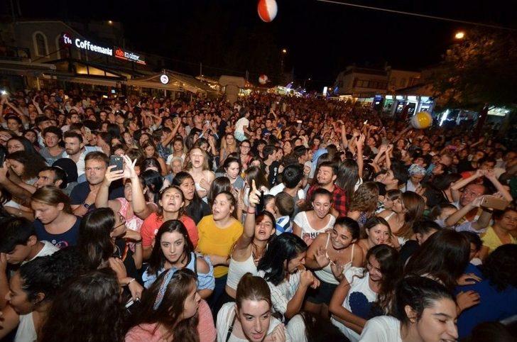 Kurtuluş Gecesi Coşkuyla Aydınlandı G3