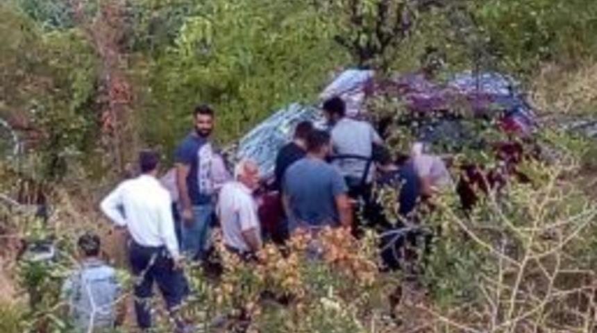 Otomobil Dereye Yuvarlandı: 1 Yaralı